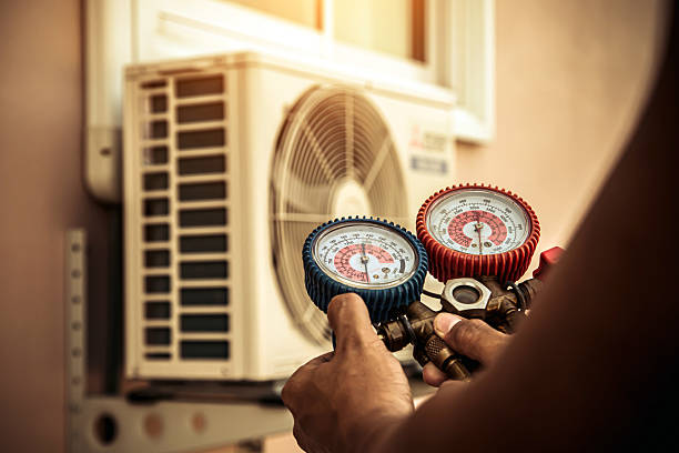 Professional Hvac technician working in Elmwood Park, IL